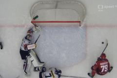 Šance třineckého Libora Hudáčka pět vteřin před koncem utkání s Českými Budějovicemi