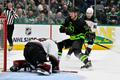 NHL: Dallas - Arizona: Radek Faksa (12) a Connor Ingram