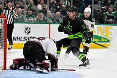 NHL: Dallas - Arizona: Radek Faksa (12) a Connor Ingram