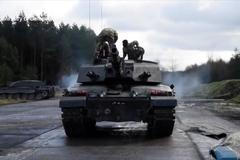 Britské ministerstvo obrany ukázalo tanky Challenger 2, které posílá Ukrajincům