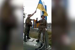 Ukrajinci ovládli strategické město Lyman, na úřadech ničili vlajky okupantů a vraceli vlastní