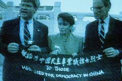 Pelosiová provokovala čínské komunisty už před třiceti lety. Protestovala přímo v jejich zemi