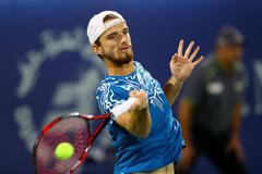 Tomáš Macháč v zápase proti Djokovičovi v Dubaji