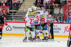 Hokejisté Pardubic slaví gól v extralize 2022/23