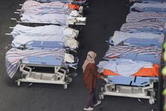 Těla obětí tragédie na zápase indonéské fotbalové ligy Arema - Persebaya Surabaya