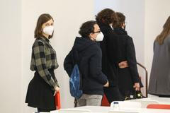 Ilustrační foto - menza, konzumace, studenti, koronavirus, pandemie, fronta, covid-19, rouška, respirátor