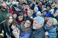 Prezidentský kandidát Petr Pavel v obležení lidí v Ústí nad Labem před druhým kolem voleb.