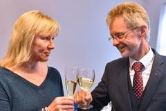 Miloš Vystrčil slaví vítězství senátní volby druhé kolo