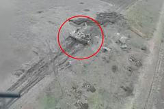 Video: Ukrajinský kamikaze dron zneškodnil ruské vozidlo. Zamířil na centimetry přesně