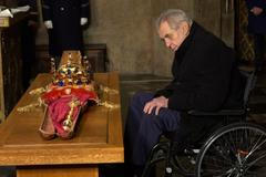 Sedm klíčníků vyzvedlo korunovační klenoty. Může si je prohlédnout veřejnost