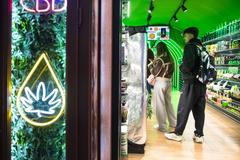 Královská cesta, Praha - turismus, reklama, reklamní smog, overturismus, turisté, marihuana shop, cannabis