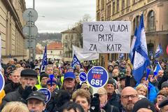 Demonstrace odborářů před sídlem vlády.