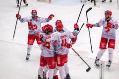 Radost třineckých hokejistů z gólu v šestém čtvrtfinále