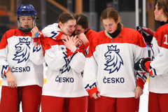Zklamané české juniorky po vypadnutí ve čtvrtfinále MS s Finskem