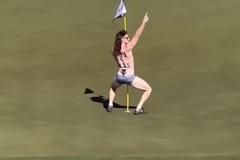 Sportovní Sociál: Na turnaji ve Phoenixu vtrhnul na golfový green polonahý muž