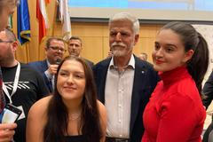 Mnoho mladých lidí se snažilo ve čtvrtek fotek o společný snímek s novým prezidentem Petrem Pavlem.