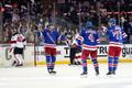 Filip Chytil (72) slaví se spoluhráči z NY Rangers gól v síti New Jersey