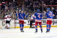 Filip Chytil (72) slaví se spoluhráči z NY Rangers gól v síti New Jersey