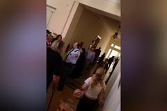 Příznivci Jany Peterkové vylomili dveře do jednací síně a skandovali hesla o fašistickém státě