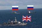 Jen stovky metrů od sebe. K ruské lodi s "nezastavitelnými střelami" vyrazila britská fregata