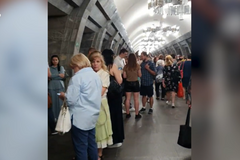 Obyvatelé Kyjeva se před ruskými nálety skrývali v metru