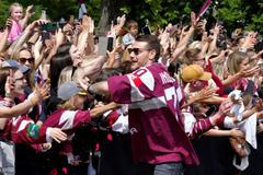 Lotyšský útočník Miks Indrašis v Rize při oslavách bronzu z mistrovství světa