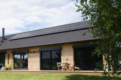 Seriózní firma obhlédne dům a nechce přemrštěné zálohy. Tipy, jak nenaletět dodavatelům fotovoltaiky.