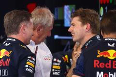 Christian Horner, Helmut Marko a Max Verstappen v boxech týmu F1 Red Bull