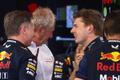 Christian Horner, Helmut Marko a Max Verstappen v boxech týmu F1 Red Bull