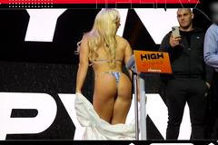 Hvězdy Only Fans se před boxerským zápasem políbily