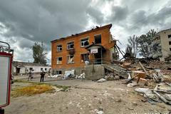 Zničená budova školy v Orichivu, která sloužila jako centrum humanitární pomoci a noclehárna. Lidé si tam mohli vyprat, dobít si mobily nebo se dívat na televizi.