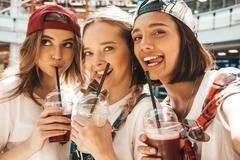 léto, dívka, brčko, kelímek, ilustrační