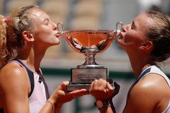 Kateřina Siniaková a Barbora Krejčíková s trofejí pro vítězky čtyřhry na French Open 2021