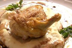 Videohity Aktuálně.cz: Recept na šťavnaté kuře s omáčkou z lišek