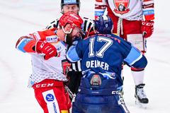 Hradecký Bohumil Jank a liberecký Lukáš Derner v bitce v zápase extraligy