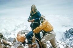 Edmund Hillary, Everest, Himálaj, Zahraničí