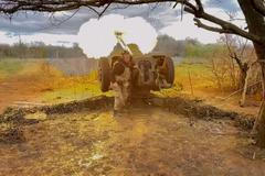 Ukrajinští vojáci pálí z houfnic na nepřátelské pozice u Bachmutu