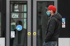 Koronavirus - MHD, zastávka, cestující, roušky, DPP, tramvaj