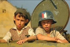 V Obecné škole si zahráli tři režiséři. Jaký český exprezident se v komedii mohl objevit?