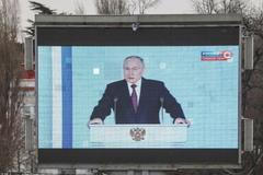Projev Putina, přenášený na obrazovku v Sevastopolu na Krymu.