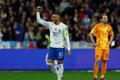 Kylian Mbappé slaví gól Francie proti Nizozemsku v kvalifikaci o ME 2024