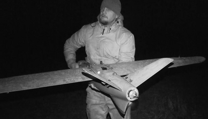 Ukrajinský dron zaútočil na spící ruské vojáky, ruský letoun našel ukrytou houfnici