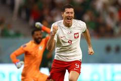 Robert Lewandowski slaví gól v zápase MS 2022 Polsko - Saúdská Arábie