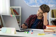 Děti, teenageři, dospívají, technologie, chytrý telefon, smartphone, závislost, ilustrační foto