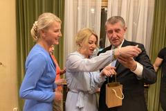 Je krásný, bohatý a chytrý, tvrdily fanynky Babiše na jeho posledním mítinku