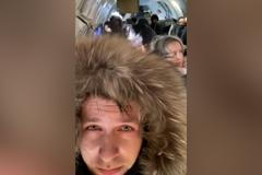 Krátce po startu se náhle otevřely zadní dveře letounu. Lidem vylétávaly kufry a čepice