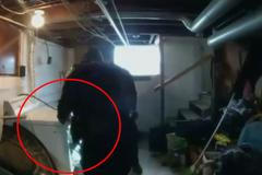 Video: Neměl čas váhat. Muž si před zátahem policistů zvolil neobvyklý úkryt