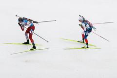 Lisa Theresa Hauserová a Markéta Davidová v závodě žen s hromadným startem na MS 2023 v Oberhofu