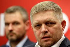 Robert Fico (vepředu) a Peter Pellegrini ještě v době, kdy oba patřili ke straně Směr - Sociální demokracie. Nyní jsou soupeři, Pellegrini vede stranu Hlas.