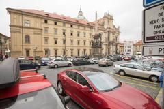 Přeplněné centrum Praha auty, automobilismus, parkování, modré zóny, automobilová doprava
